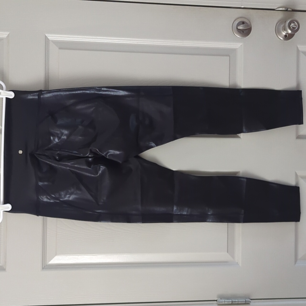Fabletics Define PowerHold High-Waisted 7/8 Foil Legging- Short- L - Picture 6 of 16